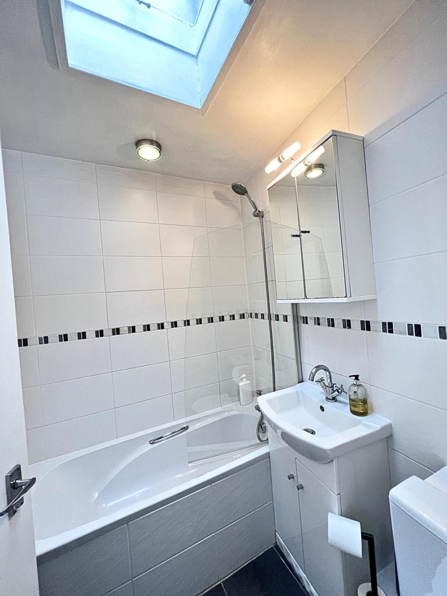 Kensington 2 Bedroom House-Big Living Area And Kitchen-Harrods-National History Museum-Hyde Park-Near 2 Underground Lines ロンドン エクステリア 写真